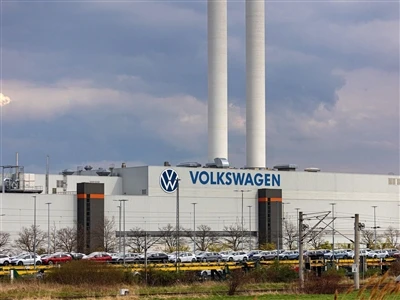 Fabbrika Ġermaniża tal-Volkswagen Twaqqaf il-Produzzjoni Minħabba Nuqqas fl-IT